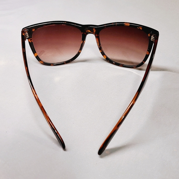 Wayfarer Style Tortoise Shell Sunglasses with Gradient Tint - Picture 5 of 6